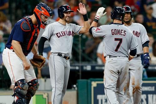 Após um começo de temporada abaixo no bastão, Yan Gomes foi decisivo e responsável por 5 dos 8 pontos feitos pela equipe de Cleveland, na partida disputada ontem em Houston / Foto: Divulgação