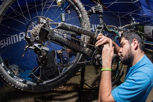 Mecânico da Shimano faz ajustes em bike / Foto: Rodrigo Philipps / Divulgação