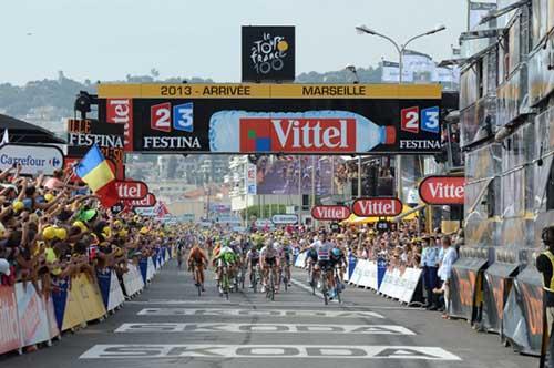 Cavendish pedala e alcança 1º lugar / Foto: Divulgação / Tour de France