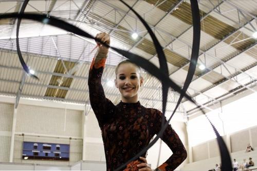 Carolina e Emanuelle ficaram em primeiro lugar por equipe. Elas participam de campeonatos da categoria adulta ao lado da ginástica e embaixadora Angélica Kvieczynski / Foto: Ana Patrícia / Inovafoto / COB