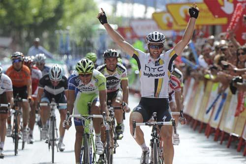 A  Volta da Espanha 2011 vem ficando mais emocionante a cada dia. Na última reta da prova, Michael Albasini da equipe HTC tomou a frente do pelotão e venceu a etapa de Ponteferrada, a 13ª da competição / Foto: Divulgação