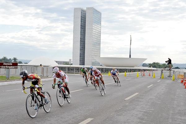  A competição, que completa uma década este ano, reúne os principais ciclistas do país, no masculino e feminino, em um formato mais curto e veloz que o normal, onde a melhor tática só é conhecida na hora / Foto: Ronaldo Milagres/MBraga