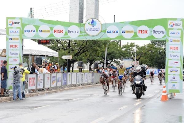 A Copa da República de Ciclismo tem mais um tricampeão. Na manhã de domingo, dia 18 de Dezembro, na Esplanada dos Ministérios, em Brasília (DF), o argentino Francisco Chamorro, da SJCampos/Cannondale, venceu a décima edição da competição e garantiu seu terceiro título / Foto: Sérgio Shibuya/MBraga Comunicação