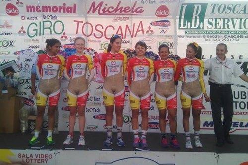 Equipe colombiana com o uniforme ousado / Foto: Reprodução Twitter