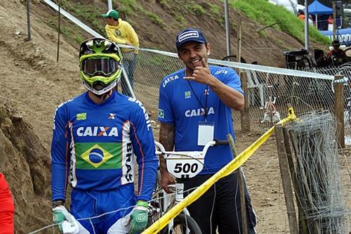 Renato Rezende e o mecânico Jose Neres / Foto: CBC / Divulgação