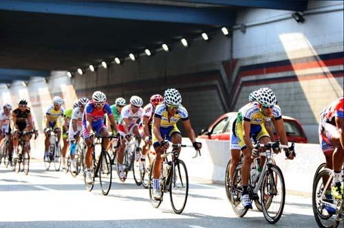 Pelotão durante a disputa / Foto: Ivan Storti/FPCiclismo 