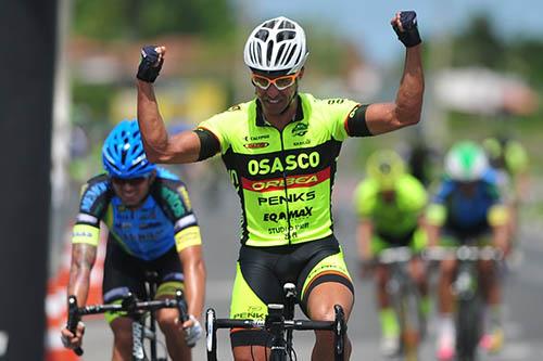 Franklin comemora a vitória na etapa de abertura / Foto: Ivan Storti/FPCiclismo