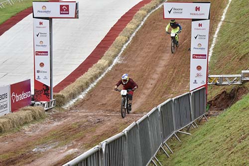 Checo Tomas Slavik vence 12ª Copa América de Downhill 4X / Foto: Sérgio Shibuya/Divulgação Yescom