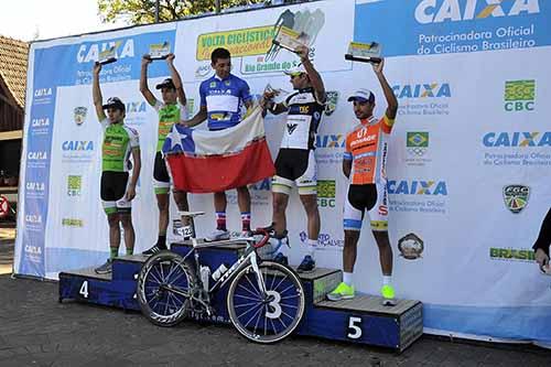 Jovem ciclista chileno José Rodriguez se tornou o grande campeão da primeira edição da Volta Ciclística Internacional do Rio Grande do Sul/  Foto: Ivan Storti/CBC