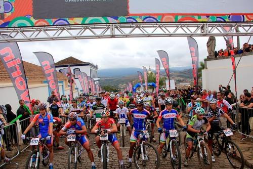 Ciclista alinhados para largada em Congonhas ano passado / Foto: Bruno Fernandes / Noispedala