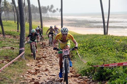 Ciclista lidera pelotão em Sauípe / Foto: Bruno Senna / CIMTB