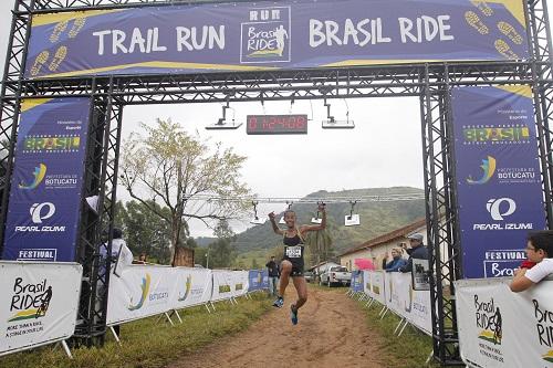 Giovana salta ao cruzar a linha / Foto: Christian Correa/Brasil Ride Botucatu