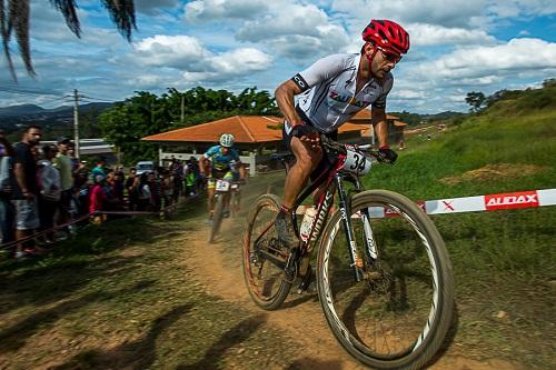 Ação social faz parte de projeto da Specialized voltado para levar conhecimento às crianças brasileiras e fomentar o ciclismo como esporte / Foto: Thiago Lemos / CBC