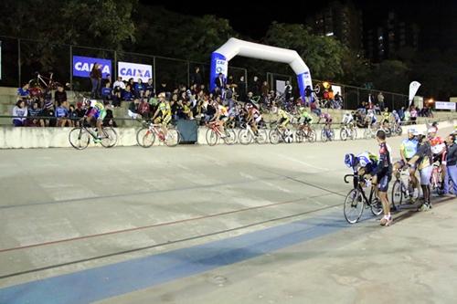 Ciclistas arrancaram aplausos da torcida que compareceu em peso no Velódromo de Maringá / Foto: CBC / Divulgação