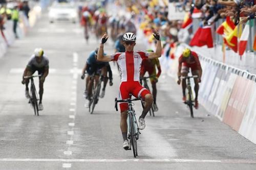 Prova disputada por 204 ciclistas de vários países teve percurso de 254,8km com muita chuva / Foto: Divulgação