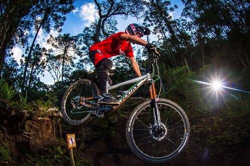 Ciclista Shimano competirá contra os melhores pilotos de downhill do continente entre sexta e domingo (20 a 22), no Ski Mountain Park / Foto: Rodrigo Philipps / Foco Radical