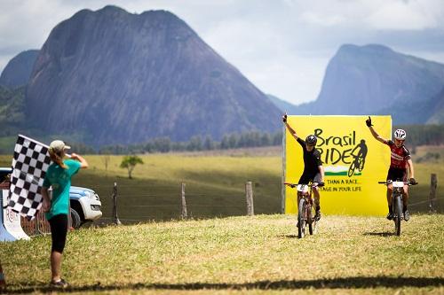 Quarta corrida da ultramaratona teve início com queda do brasileiro Henrique Avancini, seguido de problemas técnicos em sua bicicleta, bem como dificuldades mecânicas para os novos líderes Fabian Rabensteiner e Michele Casagrande / Foto: Rosita Belinky / Brasil Ride