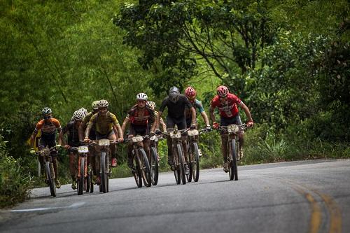 Volta para Arraial d'Ajuda, em Porto Seguro (BA), teve percurso de mais de 130 km com mais uma definição somente na linha de chegada com Henrique Avancini e Jiri Novak / Foto: Fabio Piva/Brasil Ride