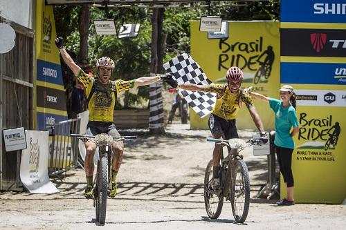 Dupla conseguiu ainda aumentar para mais de cinco minutos a vantagem para equipe da Trek Selle San Marco / Foto: Fabio Piva / Brasil Ride