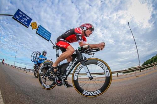 Técnico da Shimano acompanha líder da elite no Ironman  / Foto:Rodrigo Philipps / Divulgação