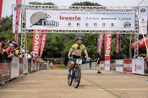 Catriel Soto e Agustina Apaza foram os campeões. Prova aconteceu na manhã deste sábado (4) / Foto: Magnus Torquato/Fotop