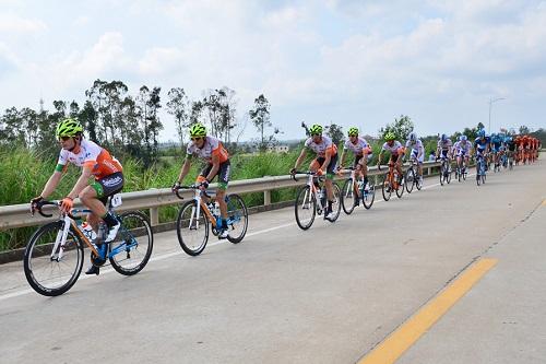 Equipe durante a 2ª etapa do Tour of Hainan / Foto: Luis Claudio Antunes/Bike76