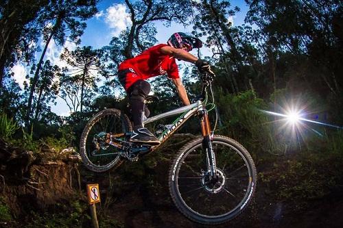 Atleta Shimano brigou pela vitória até os últimos metros do Ski Mountain Park, em São Roque (SP), quando sofreu uma queda / Foto: Rodrigo Philipps/Foco Radical