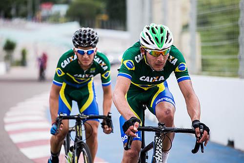 Endrigo e Lucas pedalando forte / Foto: Maximiliano Blanco/CBC