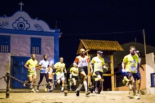 Corrida abriu o evento na noite de sexta-feira (18). Percurso privilegiou cultura e história da cidade / Foto: Thiago Lemos/CIMTB Levorin