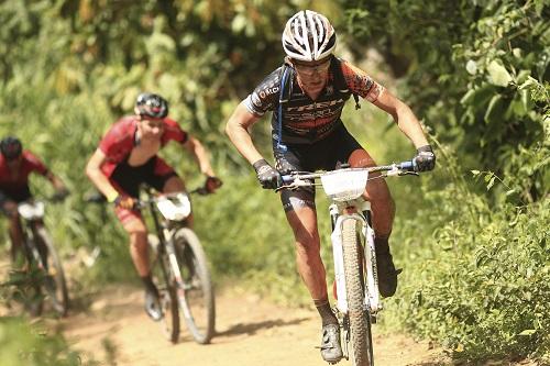 Líderes venceram mais uma vez, após ultrapassarem Daniel Geismayr e Joachen Jab, com problemas mecânicos, a 5km do fim. No feminino, dupla brasileira ganha com boa vantagem e volta a brigar pelo título / Foto: Sportograf / Brasil Ride