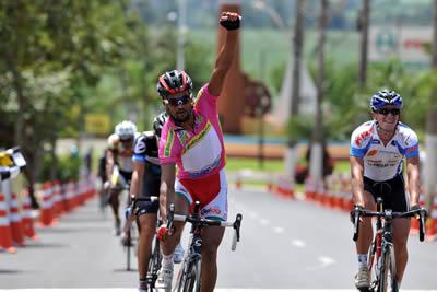 O Ciclista Flávio Cardoso (Pindamonhangaba) vencedor do prólogo inicial do Giro do Interior de SP, levou novamente a melhor nesta primeira etapa realizada com largada e chegada em Barra Bonita / Foto: Ivan Storti