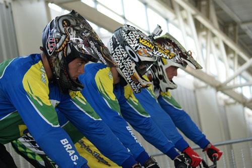 Pilotos da seleção treinam na Inglaterra/ Foto: CBC/Divulgação