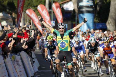 Depois de bater na trave na 3º etapa com um 4º lugar, o brasileiro confirmou sua primeira vitória internacional com o novo time (Garmin-Cervélo) / Foto: Sabine Jacob