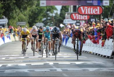 No sprint final, Cadel Evans derrotou o favorito Alberto Contador, que teve que se contentar com o segundo lugar e com os segundos recuperados / Foto: Presse Sports/B.Papon