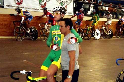 Thiago Nardin e o técnico Emerson Silva / Foto: CBC/Divulgação