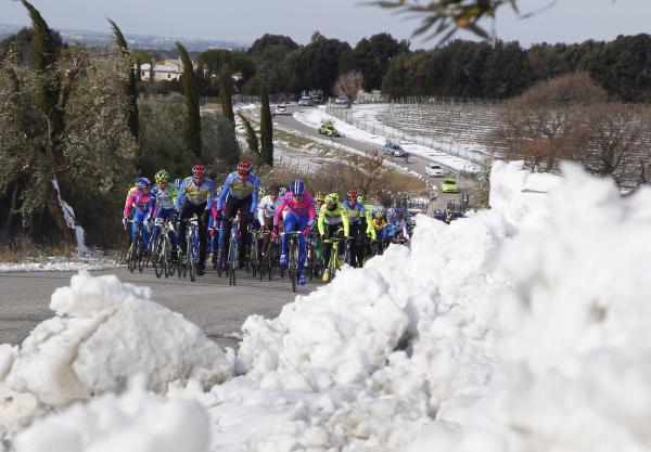 Pelotão compacto durante o GP Costa Degli Etruschi / Foto: Roberto Bettini