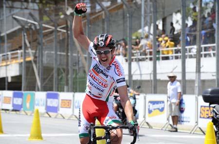 Breno Sidoti comemora o título da XI Copa América de Ciclismo  / Foto: Sérgio Shibuya/MBraga Comunicação