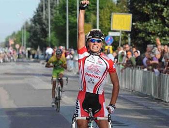 O brasileiro Alexandre Manarelli conquistou o titulo do 23º GP Camon – San Bernardino di Lugo disputado no  último domingo, dia 10 de Abril, na Itália/ Foto: Divulgação