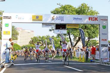 Hector Figueiras cruza a linha de chegada em primeiro na 2ª etapa do Tour do Brasil / Foto: Márcio Kato / ZDL