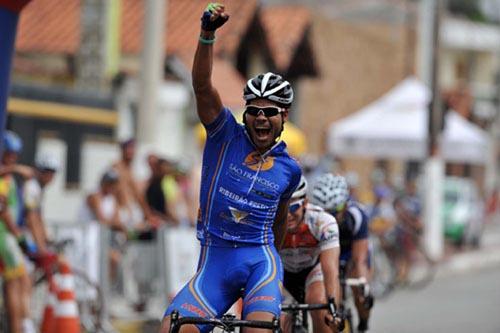 O ciclista sergipano Gideoni Monteiro, de 22 anos, atual campeão pan-americano de estrada, venceu no domingo, dia 5 de Março, a prova de perseguição individual / Foto: Ivan Storti / Divulgação