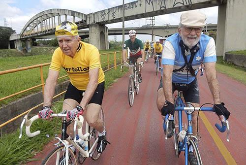 Eduardo Puertollano (esq.) em pedal na Ciclovia da Marginal Pinheiros / Foto: Bike É Legal / Divulgação