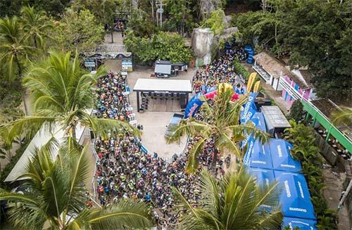 Área de largada da Maratona completamente lotada / Foto: Fabio Piva / Brasil Ride