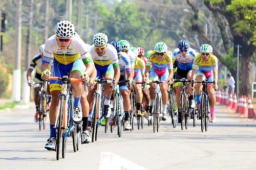 Pelotão masculino / Foto: Luis Claudio Antunes/Bike76