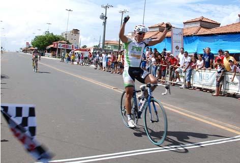 O carioca Fabiele Mota, da equipe FW Engenharia, do Rio de Janeiro, foi o grande vencedor da 34ª Corrida Ciclística Antonio Assmar, competição realizada em um circuito montado no bairro de Santa Inês em Macapá, no Amapá / Foto: Divulgação / FAC