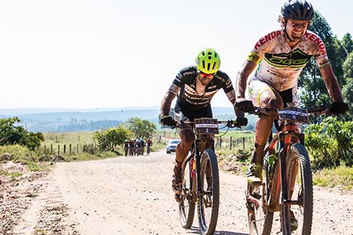 Halysson e Bruno seguem Alysson antes da serra decisiva  / Foto: Wladimir Togumi / Brasil Ride