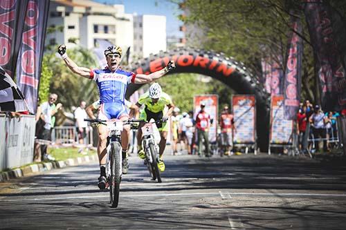 Henrique Avancini comemora título / Foto: Bruno Senna / CIMTB