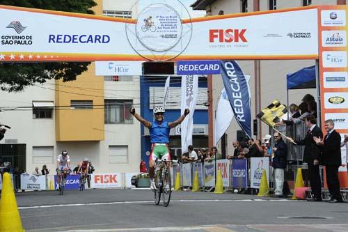 Halysson Ferreira, ciclista de 22 anos da equipe Velo/Seme Rio Claro venceu a quinta etapa do Tour do Brasil entre Sorocaba e Atibaia / Foto: Márcio Kato / ZDL