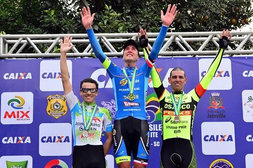 Rodrigo se emociona ao receber medalha de campeão brasileiro / Foto: Luis Cláudio Antunes / Bike 76