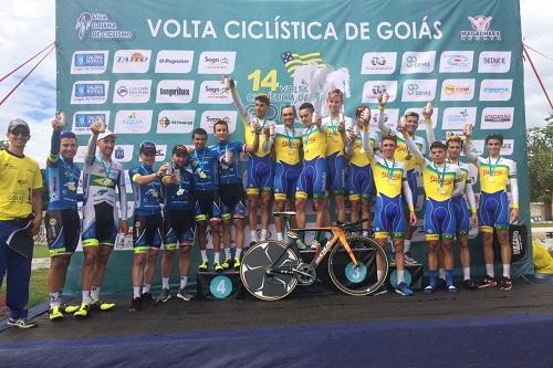 Equipe de Ciclismo de Ribeirão Preto (à esquerda) celebra bom resultado logo na primeira etapa da Volta de Goiás / Foto: Divulgação