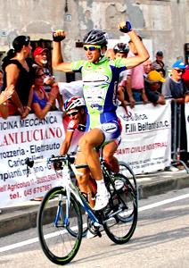 Gianluca Leonardi cruza a linha de chegada em 1º